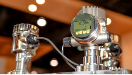 Sensor Level Radar Gelombang Terpandu Digunakan dalam Reaktor